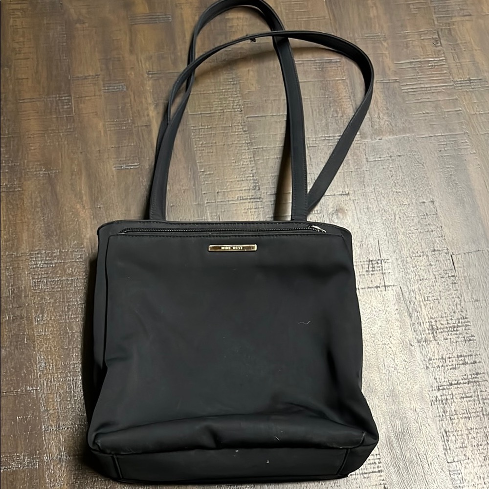 Gently used black purse in great condition